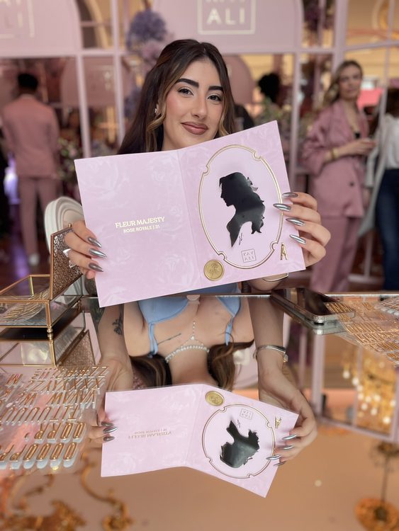 Invitada posando con su silueta recortada en papel negro