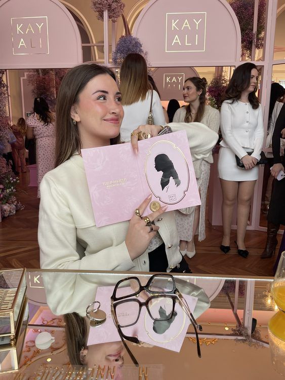 Siluetista para eventos en España recortando un retrato de perfil
