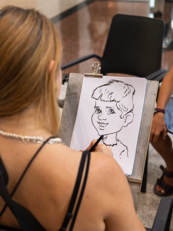 Equipo de caricaturistas en una activación de marca