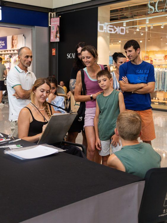 Caricaturista dibujando durante una activación