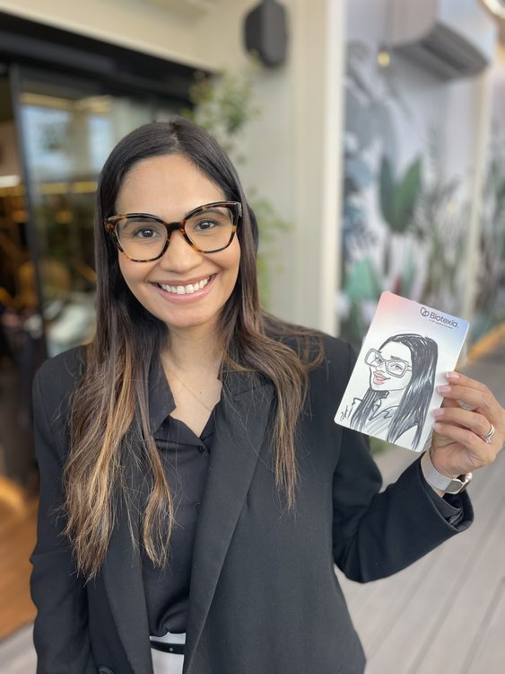 Invitados mostrando sus caricaturas personalizadas en un congreso