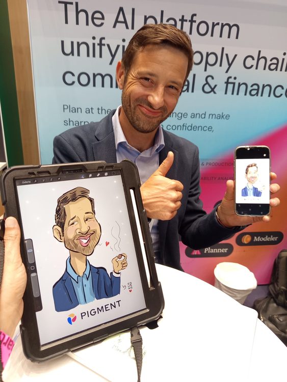 Visitante recibiendo una caricatura en un estand