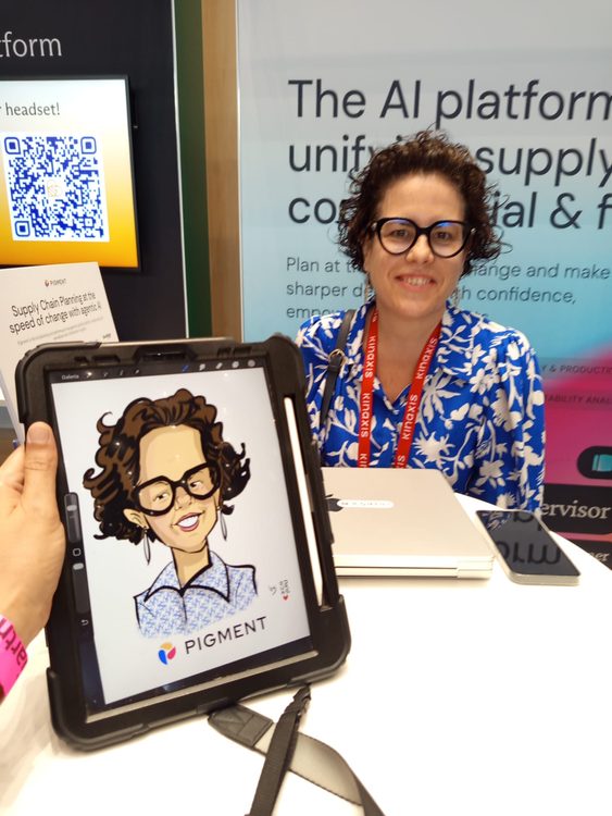 Visitante recibiendo una caricatura en un estand