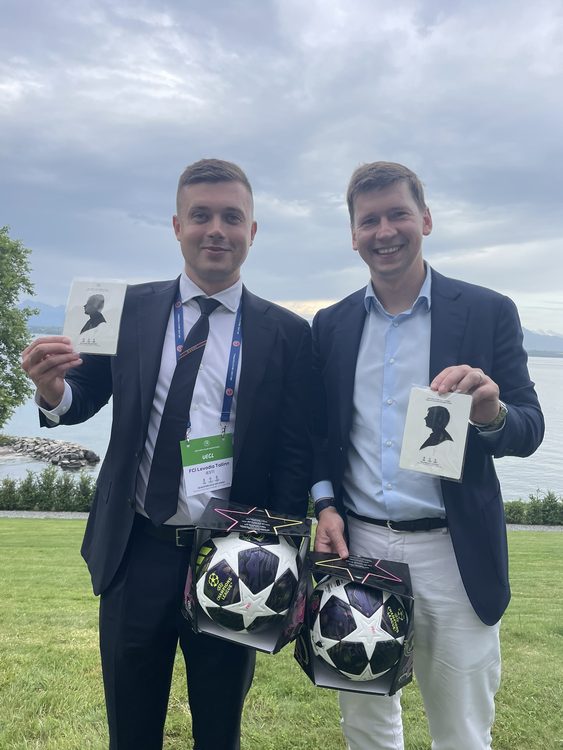 Grupo de asistentes posando con siluetas personalizadas de la UEFA