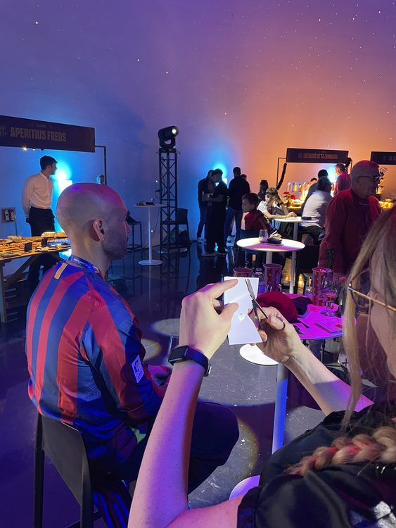Elisa Speranza creando siluetas en un evento del FC Barcelona