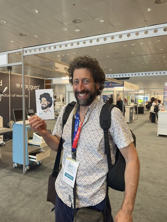Caricaturista dibujando dentro de un estand