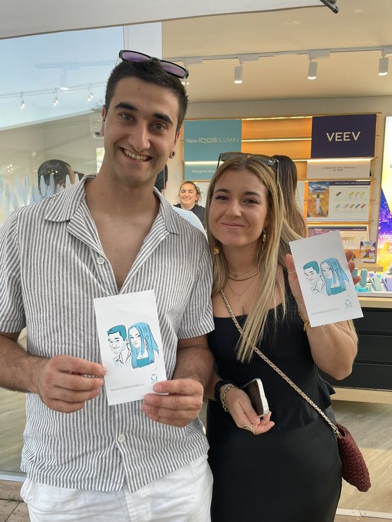 Visitantes con caricaturas en una activación de marca