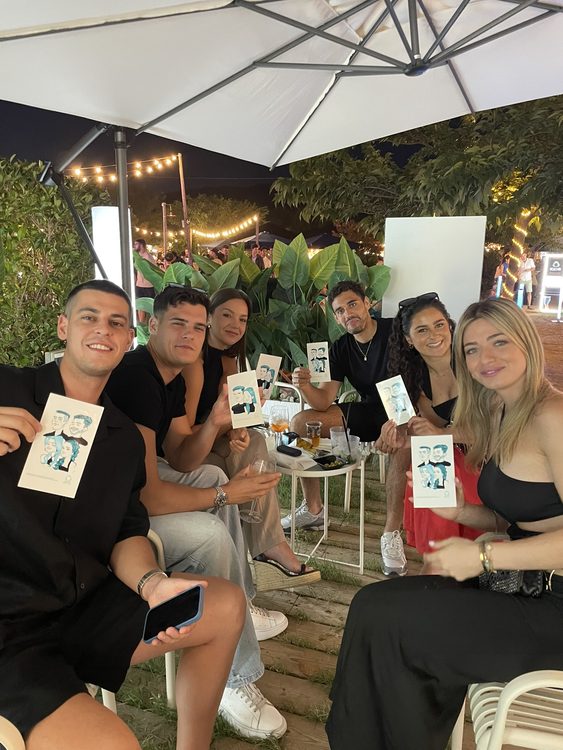 Visitantes posando con su caricatura personalizada