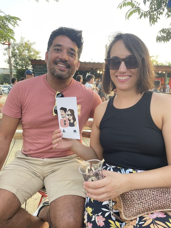 Caricaturista dibujando durante una activación
