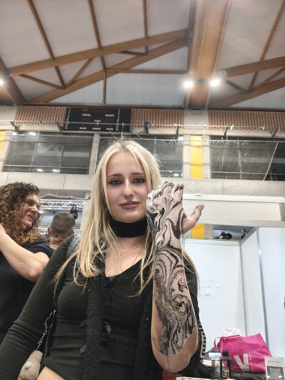 Adultos mostrando diseños temporales de body marbling