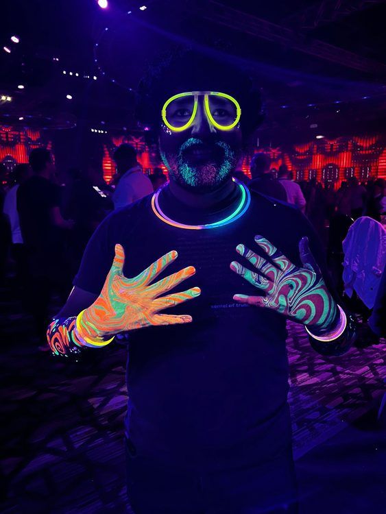 Diseño fluorescente de body marbling sobre el brazo