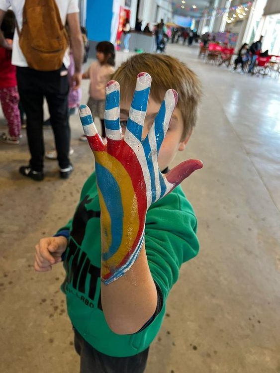 Niño participando en una actividad de marmolado corporal