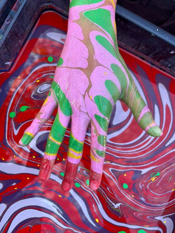 Body marbling para eventos en España con pintura psicodélica