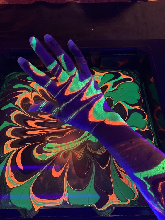 Estaciones de body marbling en un festival
